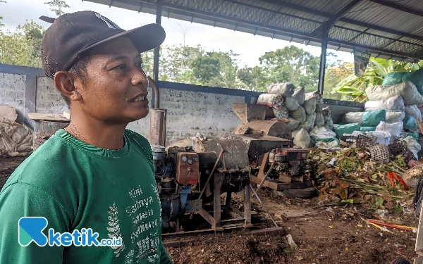 Foto Ketua TPS 3R Sido Makmur, saat diwawancarai. (Foto: Al Ahmadi/Ketik.co.id)