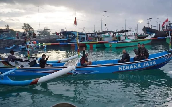 Foto Kedua Bupati, tengah berangkat menuju spot pemancingan. (Foto: Prokopim Pacitan)