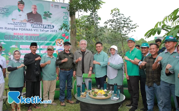 Foto Bupati Bandung Dadang Supriatna bersama Iwan Fals saat kegiatan penanaman pohon di Stadion Si Jalak Harupat Soreang, Sabtu (1/7). (Foto: Iwa/Ketik.co.id)