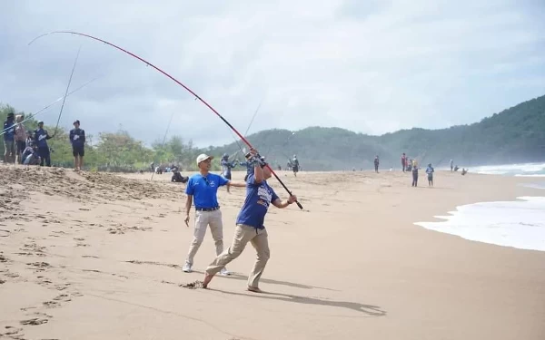 Foto Bupati Pacitan tampak melempar kail pancingnya dalam acara Lomba Mancing. (Foto: Prokopim Pacitan)