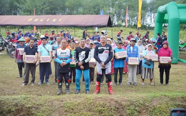 Foto Dilanjutkan Bakti Sosial terhadap Puluhan Masyarakat Pacitan. (Foto: Prokopim Pacitan)