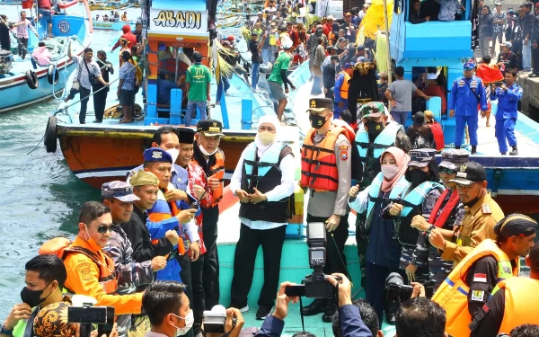 Foto Gubernur Khofifah saat mengikuti acara bersama para nelayan. (Foto: Humas Pemprov Jatim)