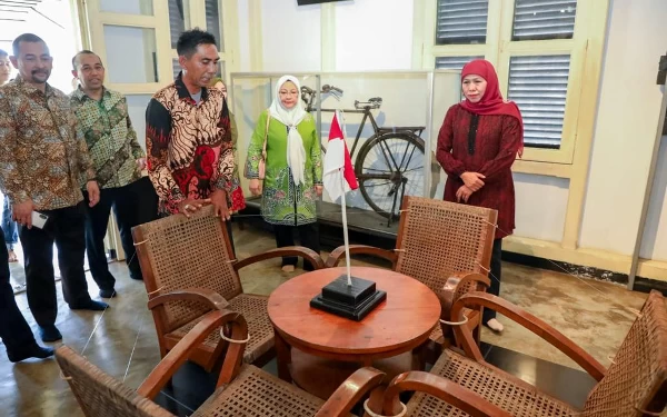 Foto Gubernur Khofifah saat mengunjungi rumah pengasingan Bung Karno di Bengkulu. (Foto: Humas Pemprov Jatim)