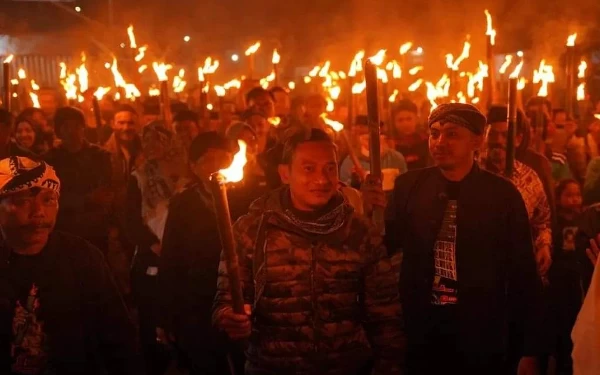 Foto Bupati Pacitan tengah pimpin arak arakan obor, saat kirab pembukaan JBOR. (Foto: Prokopim Pacitan)