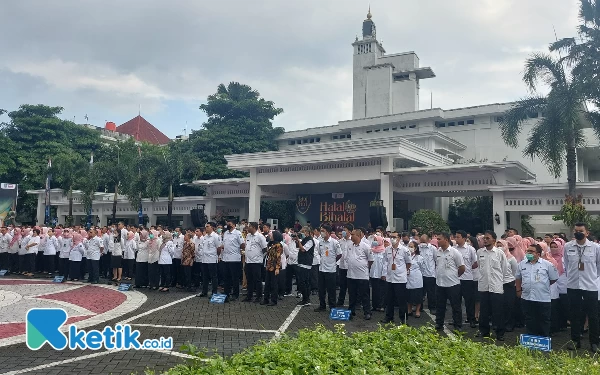 Foto Para ASN di lingkungan Pemprov Jatim saat mengikuti upacara. (Foto: Husni Habib/Ketik.co.id)