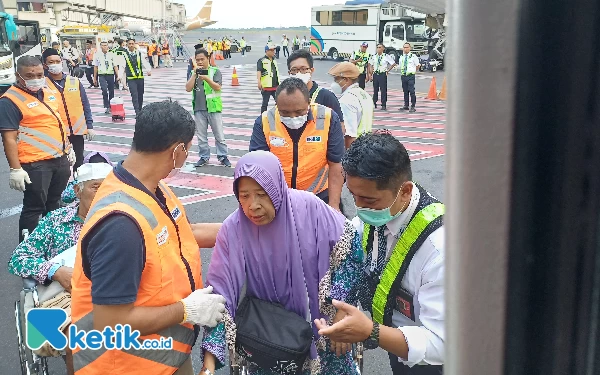 Foto Petugas Bandara Internasional Juanda membantu jemaah haji kloter pertama di Bandara Internasional Juanda, Selasa (4/7/2023). (Foto : M.Khaesar/Ketik.co.id)