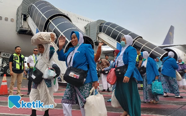 Thumbnail Jemaah haji asal Bangkalan tiba di Bandara Internasional Juanda usai menjalani ibadah haji, Selasa (4/7/2023). (Foto : M.Khaesar/Ketik.co.id)