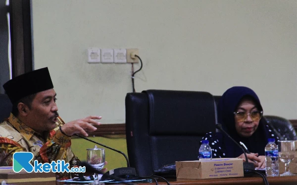 Foto Ketua Komisi A Dhamroni Chudori dan Sekretaris Komisi A Nurhendriyati Ningsih saat hearing dengan BKD Sidoarjo Selasa (4/7/2023) di Kantor DPRD Sidoarjo. (Foto: Fathur Roziq/Ketik.co.id).