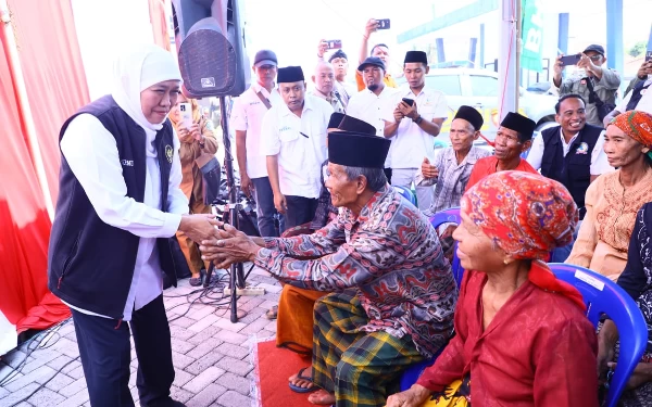 Foto Gubernur Jatim Khofifah menyapa para lansia di Kabupaten Sumenep. (Foto: Humas Pemprov Jatim)