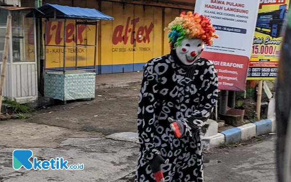 Foto Badut jalanan, marak berseliweran di beberapa lampu merah Pacitan. (Foto: Al Ahmadi/Ketik co.id)