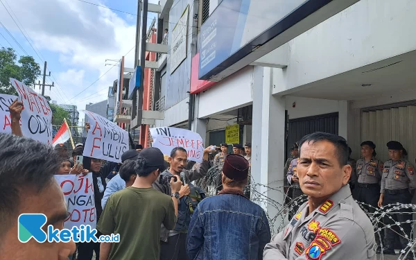 Thumbnail Berita - Nunggak Kredit, Mobil Ditarik Leasing, Anak Kiai asal Tanggul Demo TAF Jember