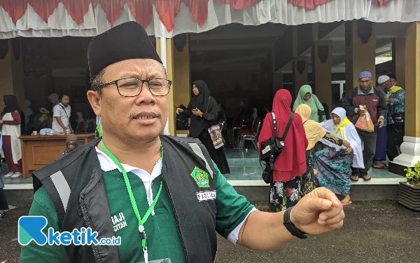 Foto Kasi Penyelenggaraan Haji dan Umroh (PHU) Kemenag Pacitan, Mutongin saat diwawancarai. (Foto: Al Ahmadi/Ketik.co.id)