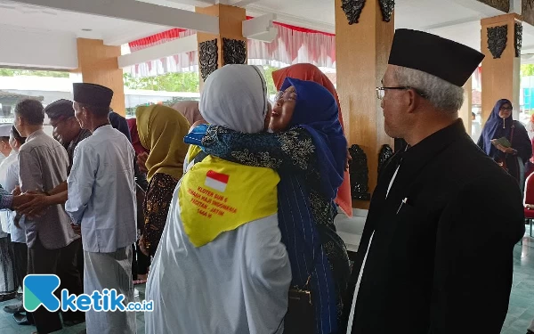 Foto Keluarga tak kuat menahan tangis menyambut kedatangan keluarga pulang dari tanah suci. (Foto: Al Ahmadi/Ketik.co.id)