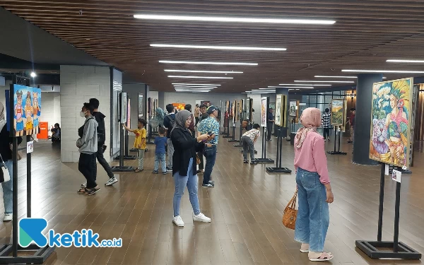 Foto Suasana pameran yang ramai oleh pengunjung, Kamis (6/7/2023). (Foto: Husni Habib/Ketik.co.id)