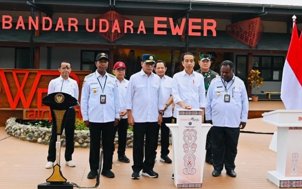 Foto Jokowi meresmikan Bandar Udara Ewer di Kabupaten Asmat, Provinsi Papua Selatan, Kamis (6/7/2023). (Foto: BPMI Setpres/Laily Rachev)