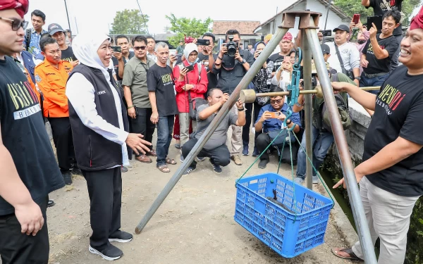 Foto Gubernur Khofifah saat menimbang lele hasil tangkapannya. (Foto: Humas Pemprov Jatim)