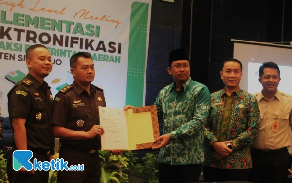 Foto Bupati Sidoarjo Ahmad Muhdlor saat menandatangani kerja sama tentang optimalisasi penagihan pajak dengan Kejaksaan Negeri (Kejari) Sidoarjo pada Juni lalu. Kerja sama itu didukung pula dengan beragam inovasi dari BPPD Sidoarjo. (Foto: Fathur Roziq/Ketik.co.id)