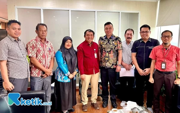 Foto Bupati Freddy foto bersama dengan Dirjen Perikanan Tangkap Agus Suherman dan Staf di kantor Kementerian Kelautan dan Perikanan di Jakarta (foto Humas Pemkab Kaimana)