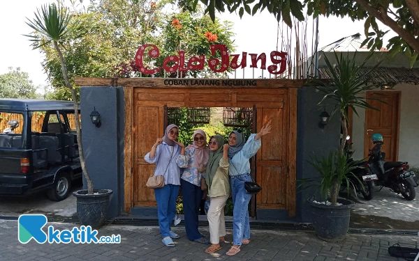 Foto Pengunjung foto bersama di pintu masuk Coban Lanang di Desa Pandanrejo, Kecamatan Bumiaji, Kota Batu. (Foto: Sholeh/Ketik.co.id)