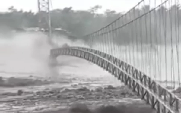 Thumbnail Tiga Jembatan Putus Diterjang Banjir, Puluhan Warga Mengungsi