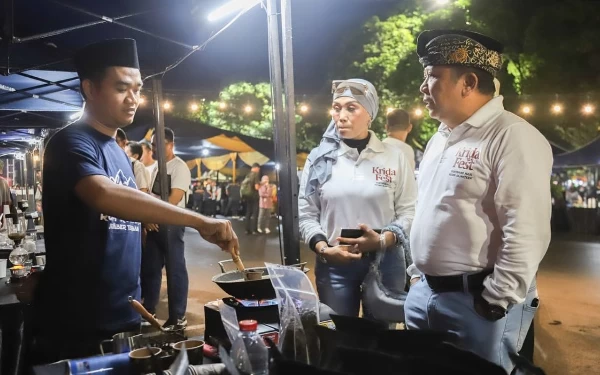 Foto Barista kopi di Krida Fest Jember menyeduh kopi dengan gaya khas Turki menggunakan pasir, Jumat (7/7/2023) (Foto: Diskominfo Jember)