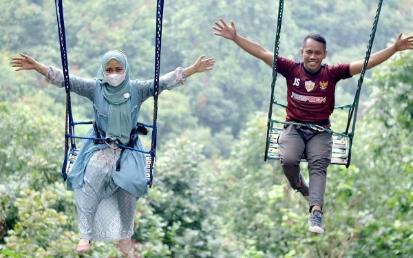 Foto Ayunan Tepi Jurang (Foto: instagram Claket Adventure Park)