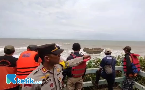 Thumbnail Berita - Lima Orang Rombongan UB Terseret Ombak Pantai Jembatan Panjang, Dua Mahasiswa Asing