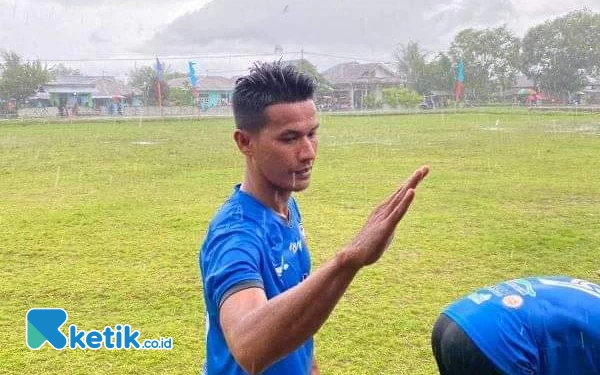 Foto Risman, penyerang Babang Bersatu mengemas 3 gol (Hattric) ke gawang Alhijrah (Foto Mursal)