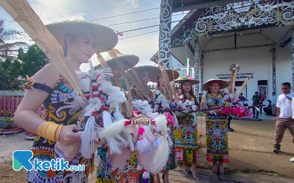 Foto Wanita Dayak para penyambut tamu undangan. (Foto: Pandhu Samudra/ketik.co.id)