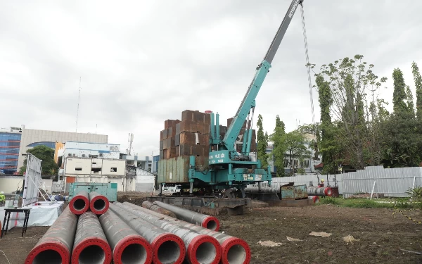 Foto Alat berat siap memasang tiang-tiang pancang untuk pembangunan Gedung Pusat Terpadu (GPT) RSUD Sidoarjo pada Sabtu (9/7/2023). Gedung ini disiapi peralatan canggih.  (Foto: Kominfo Sidoarjo)