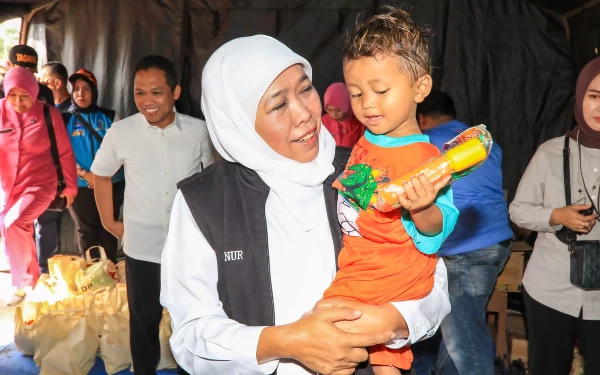 Thumbnail Berita - Gubernur Khofifah Pastikan Kebutuhan Pengungsi Bencana Lahar Dingin Lumajang Tercukupi