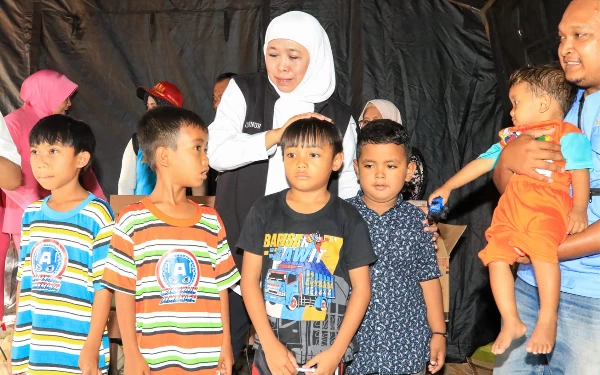 Foto Gubernur Khofifah berinteraksi dengan anak para korban bencana banjir lahar dingin. (Foto: Humas Pemprov Jatim)