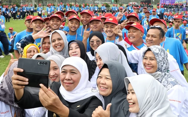 Foto Gubernur Khofifah saat berfoto bersama para guru dan siswa SMK PGRI 3 Malang.(Foto: Humas Pemprov Jatim)