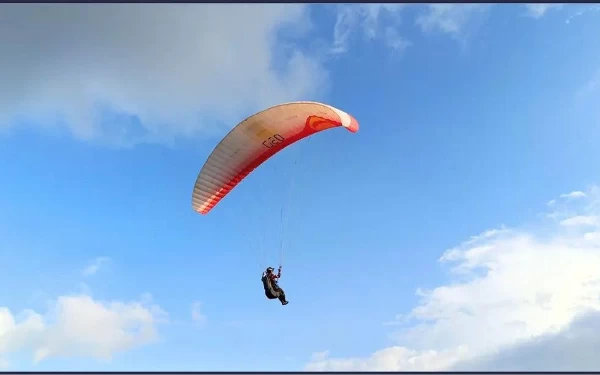 Foto PJ Wali Kota Batu Aries Agung Paewai terbang tandem paralayang sebelum acara penutupan Batu Internasional Tourism Paragliding Festival 2023. (Foto: Pemkot Batu)