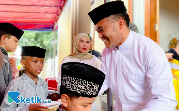 Foto Bacaleg Partai Golkar Dapil 2 Kab Bandung Belqis Vuspita Indah memberikan santunan kepada anak yatim piatu di Jl Sukamenak Kec Margahayu Kab Bandung,Sabtu (8/7/23).(Foto: Anwar/Ketik.co.id)