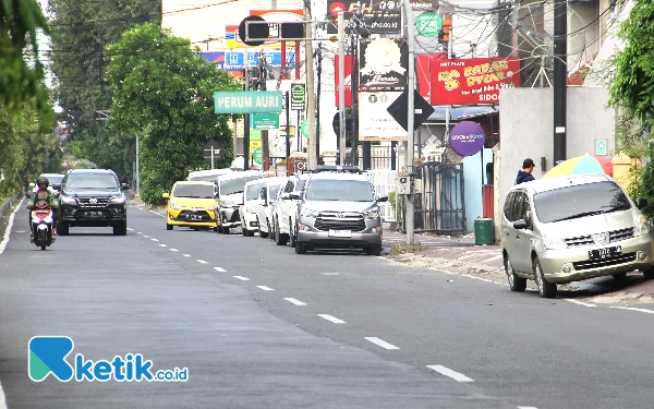 Foto Salah satu titik parkir di Jalan Pahlawan, Kota Sidoarjo, yang menjadi sumber pendapatan asli daerah dari sektor parkir. (Foto: Fathur Roziq/Ketik.co.id)