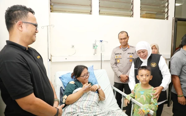 Foto Gubernur Khofifah saat memberikan semangat kepada para korban.(Foto: Humas Pemprov Jatim)