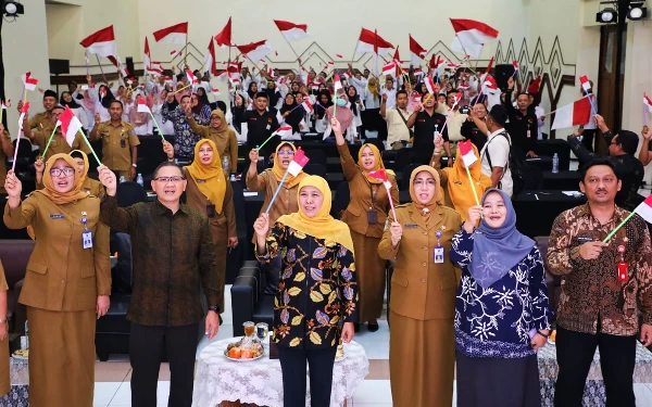 Foto Gubernur Khofifah berfoto dengan para guru peserta membuka Kegiatan Peningkatan Kompetensi Guru Bahasa Daerah Jenjang SMA Tingkat Prov. Jatim. (Foto: Humas Pemprov Jatim)