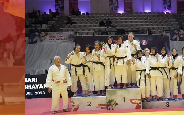 Thumbnail Berita - Bikin Bangga, Sekolah Polisi Wanita Juara Judo Kapolri Cup 2023