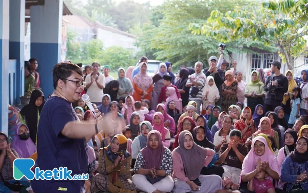 Foto Ketua Umum DPP Gekrafs Kawendra Lukistan tengah menyapa ratusa warga di bazar sembako murah (Foto: Gekrafs untuk Ketik.co.id)