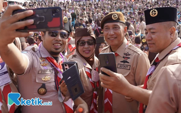 Foto Ketua Kwarda Pramuka Jatim HM Arum Sabil berfoto bersama dengan pelatih se Nusantara. (Foto: Holisin/Ketik.co.id)