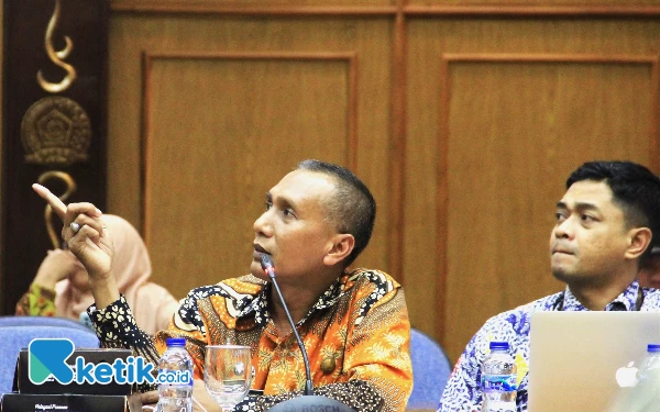 Foto Plt Kepala BKD Sidoarjo Makhmud memaparkan data-data dan penataan pegawai serta pemetaan jabatan kepada Komisi A DPRD Sidoarjo pada Selasa (11/7/2023).  (Foto: Fathur Roziq/Ketik.co.id)