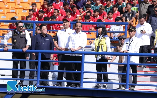 Foto Presiden Jokowi meninjau kesiapan Stadion Si Jalak Harupat Kab Bandung untuk dijadikan venue Piala Dunia U-17, Rabu (12/7/23). (Foto: Iwa/Ketik.co.id)