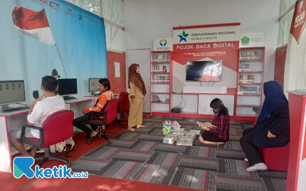 Gencarkan Literasi Masyarakat, Pojok Baca Digital Taman Trunojoyo Malang Ramai Pengunjung