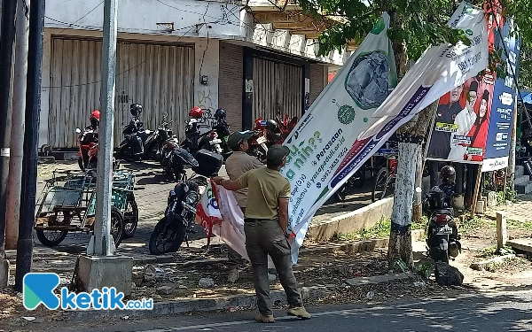 Satpol PP Kota Malang Kembali Tertibkan Reklame Liar