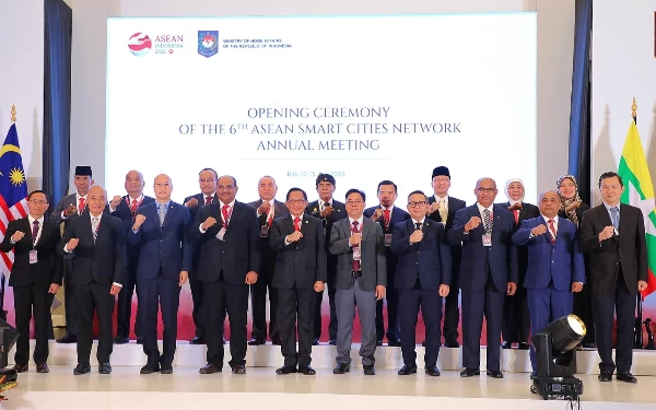 Foto Gubernur Khofifah berfoto bersama para peserta pembukaan pertemuan tahunan keenam Asean Smart Cities Network (ASCN) 2023.(Foto: Humas Pemprov Jatim)