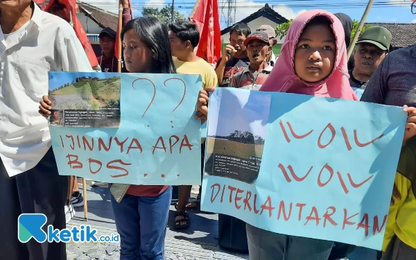 Foto Massa gabungan masyarakat lintas umur saat turun aksi. Rabu (12/7/2023). (Foto: Favan/ketik.co.id)