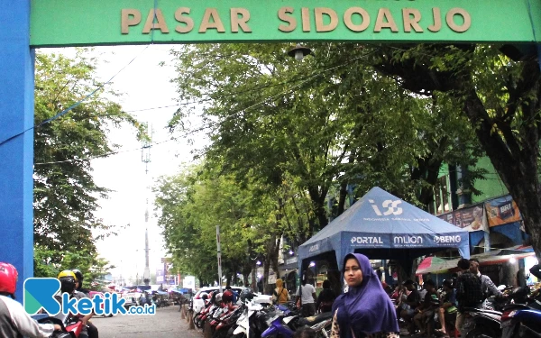 Foto Pasar Larangan, Sidoarjo, tergolong salah satu pasar yang ramai. Ribuan pedagang mencari nafkah dengan berjualan macam-macam komoditas. (Foto: Fathur Roziq/Ketik.co.id)