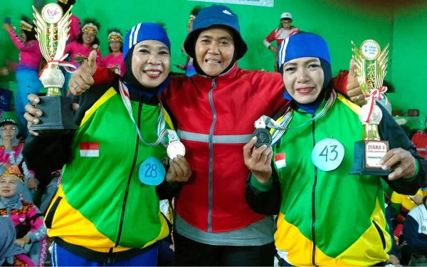 Foto Umi Salmami (tengah) berfoto dengan para juara lomba senam kebugaran lansia pralansia Indonesia (KLPI), Dewi Afiatul dan Anis, dalam Fornas VII di Jawa Barat. (Foto: KORMI Sidoarjo)