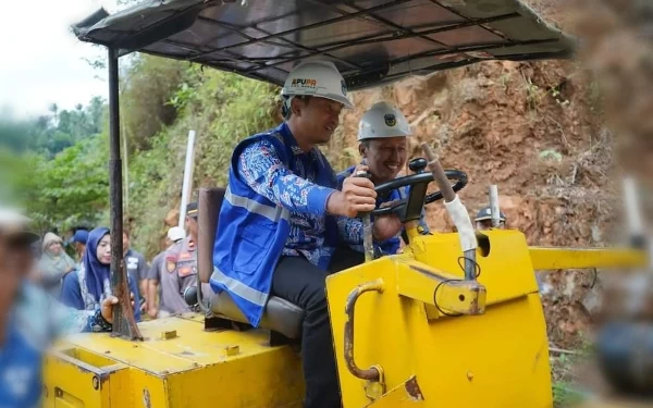 Foto Bupati Pacitan Indrata Nur Bayuaji (kiri), Kepala Dinas Pekerjaan Umum dan Penataan Ruang (PUPR), Pacitan Suparlan (kanan). (Foto: Prokopim Pacitan)